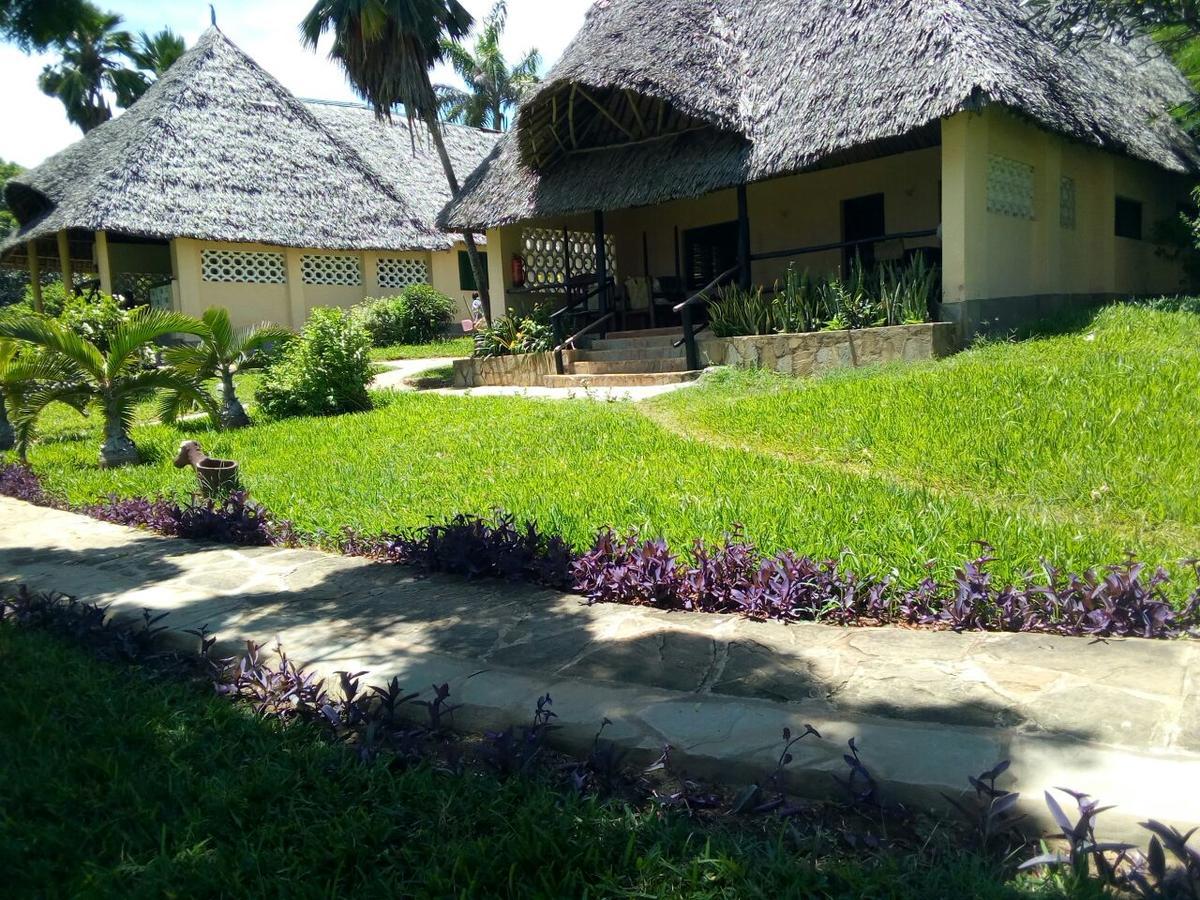 Coral Beach Resort Diani Beach Esterno foto